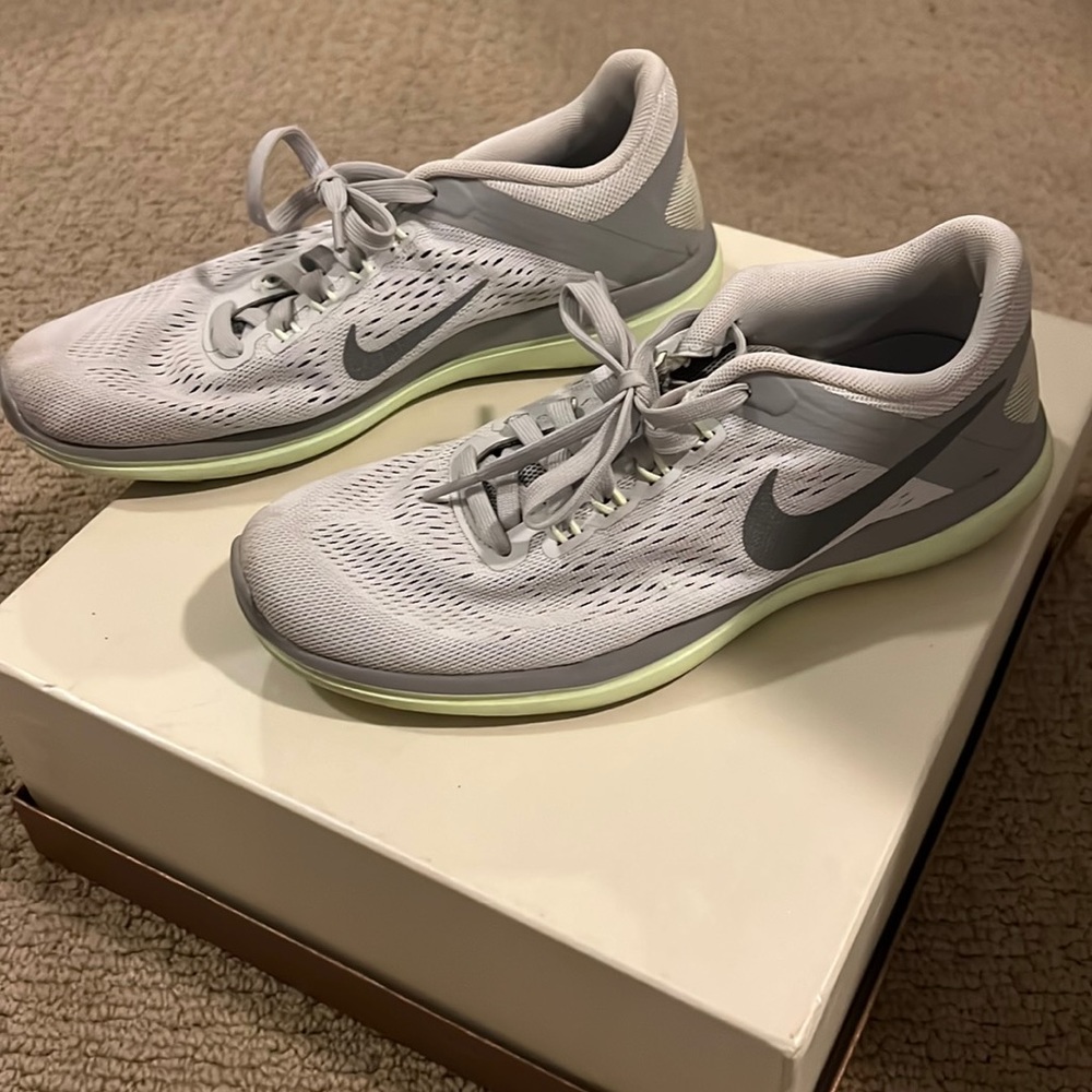 Nike Flex Run tennis shoes